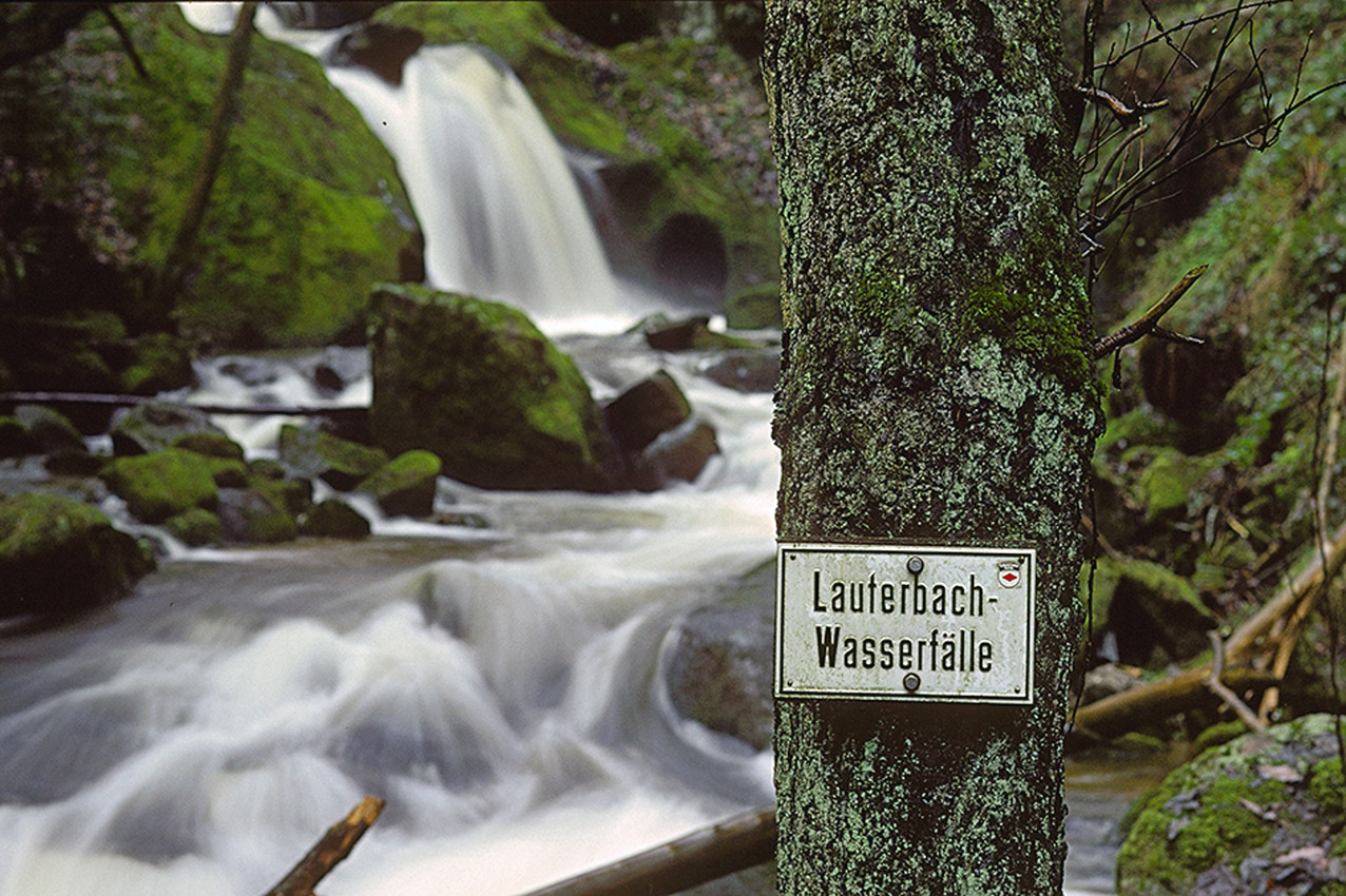 Die zwischen Schramberg und Lauterbach gelegenen Lauterbachwasserfälle sind nicht sonderlich spektakulär und um dort spannende Bilder machen zu können, muss man sich schon viel Zeit nehmen und das Terrain sorgfältig studieren. Aber es bedarf eben nicht immer der überwältigenden Landschaften, um interessante Bilder zu machen. Solche eher unscheinbaren Naturkleinode finden sich überall.