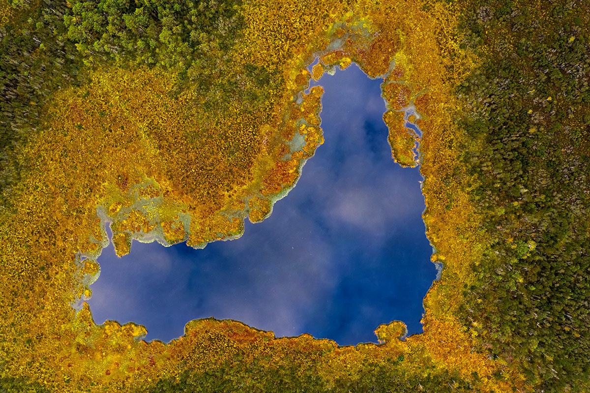 Von unten ein unscheinbarer kleiner See im Alpenvorland, von oben ein herzförmiges Kunstwerk der Natur